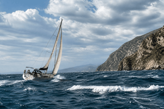 Mare mosso: navigare vicino o lontano dalla costa? La risposta non è quella che pensi